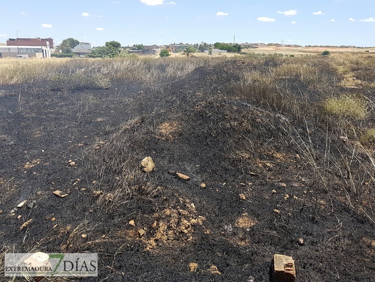 Un incendio, a las puertas de viviendas en la Barriada de Llera