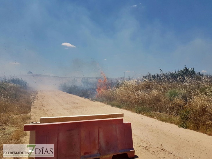 Un incendio, a las puertas de viviendas en la Barriada de Llera