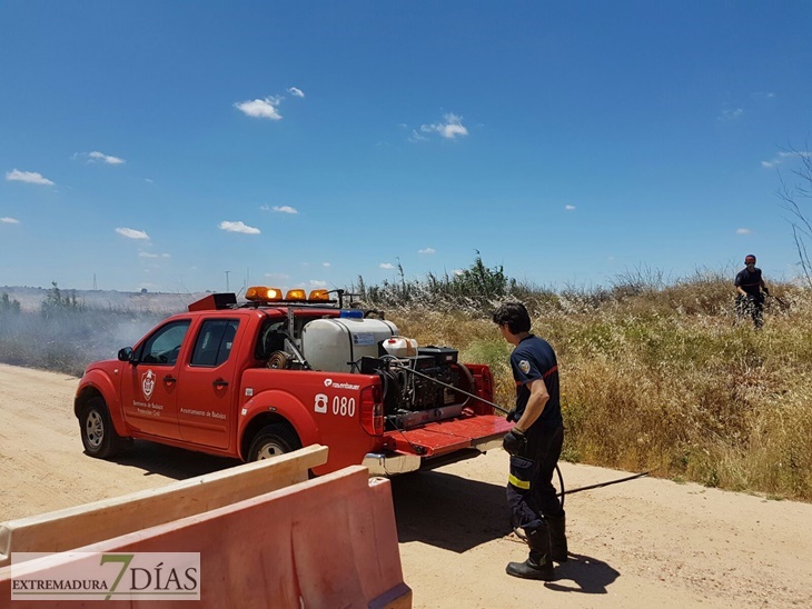 Un incendio, a las puertas de viviendas en la Barriada de Llera