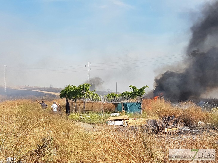 Un incendio calcina a estas horas el Cerro del Viento en Badajoz