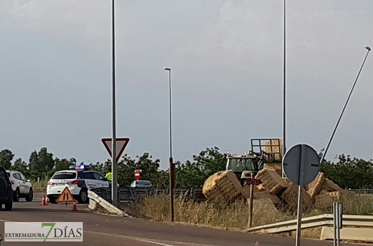 Vuelca un camión agrícola en las inmediaciones de Gévora (Badajoz)