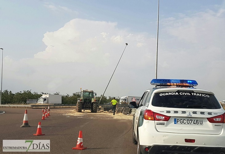 Vuelca un camión agrícola en las inmediaciones de Gévora (Badajoz)