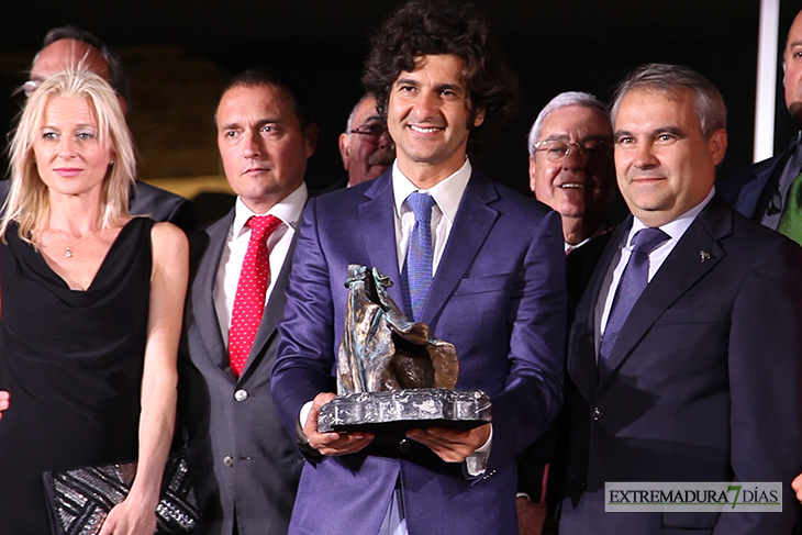 Morante recibe el trofeo al triunfador de San Juan 2015 - FOTOS