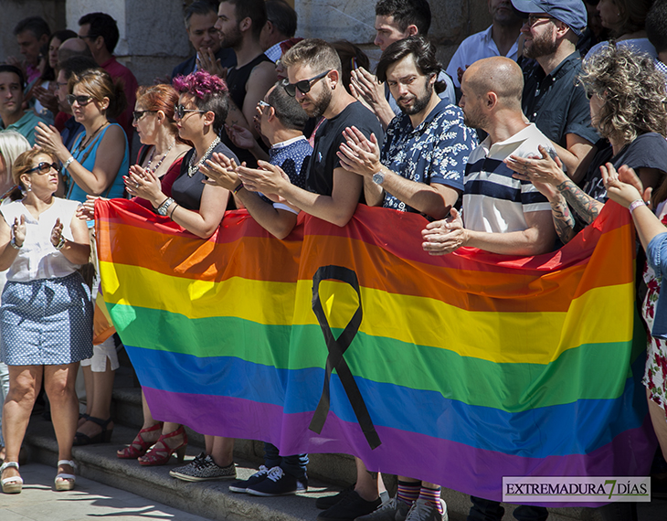 Extremadura guarda silencio por las víctimas del atentado de Orlando