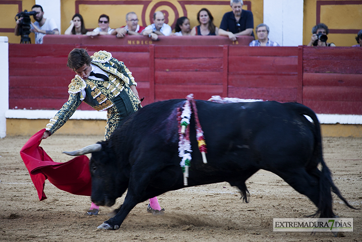 Imágenes de la corrida de &#39;El Juli&#39;, Morante y Roca Rey en Badajoz