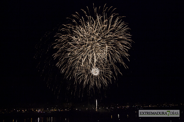 Las mejores imágenes de los cohetes de la Noche de San Juan 2016