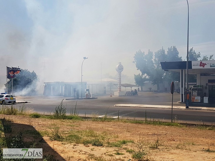 Un incendio se aproxima a la gasolinera de la Carretera de Olivenza