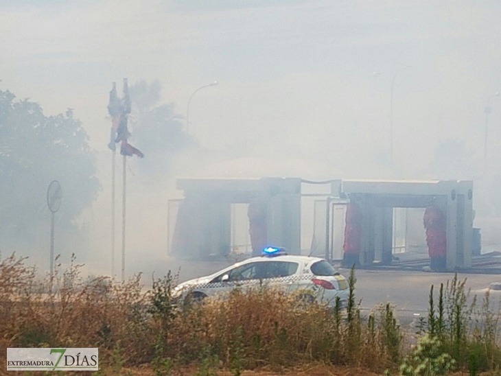 Un incendio se aproxima a la gasolinera de la Carretera de Olivenza