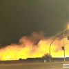 Incendio de grandes dimensiones amenaza viviendas de Mérida