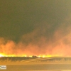 Incendio de grandes dimensiones amenaza viviendas de Mérida