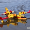 Los hidroaviones sobrevuelan el Guadiana en Badajoz