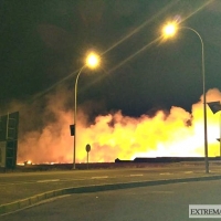 Un incendio de grandes dimensiones amenaza viviendas en Mérida