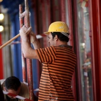 El paro baja en mayo en 119.768 personas en España