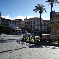 La Plaza de España se corta al tráfico por reparación de adoquines