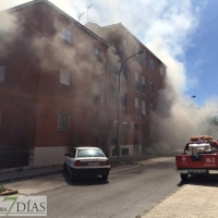 Varios bomberos atendidos en incendio de garajes en Badajoz