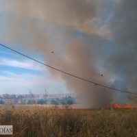 Un incendio calcina el Cerro del Viento en Badajoz
