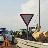 Vuelca un camión agrícola en las inmediaciones de Gévora (Badajoz)