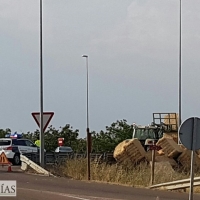 Vuelca un camión agrícola en las inmediaciones de Gévora (Badajoz)