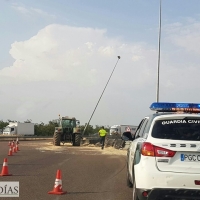 Vuelca un camión agrícola en las inmediaciones de Gévora (Badajoz)
