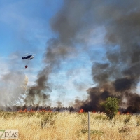 Los helicópteros del INFOEX luchan para controlar el incendio de Bótoa