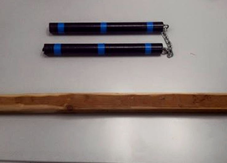 La policía interviene objetos peligros con los que varios jóvenes pretendían agredirse