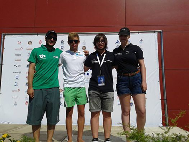 Los extremeños Fernández y Holguín continúan escalando en el mundial vaurien de vela