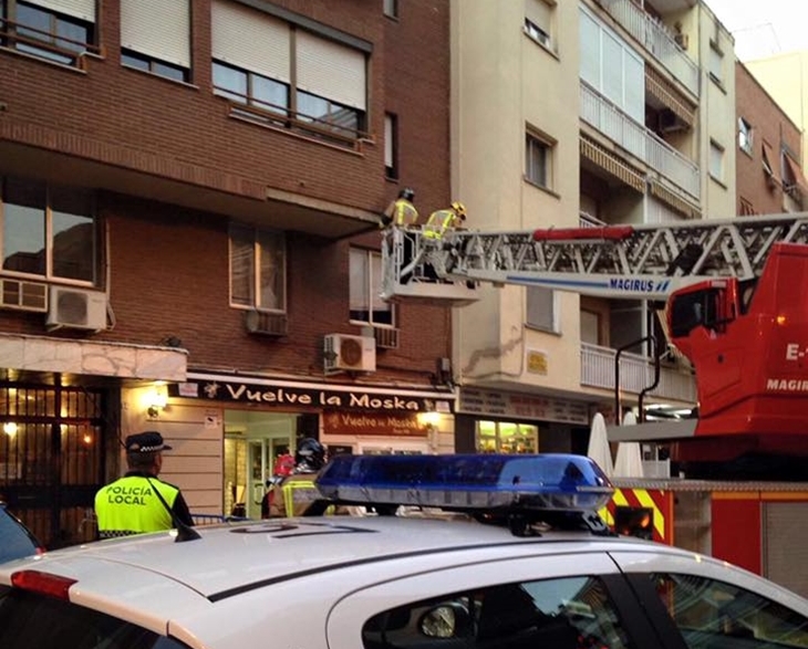 Tres heridos al caerle encima cascotes de la fachada de un edificio en Badajoz