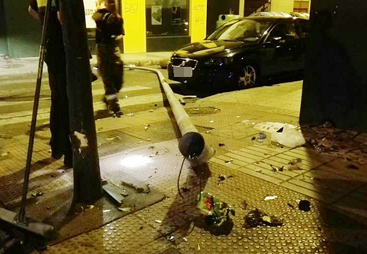 Un vehículo se empotra contra una farola en Badajoz