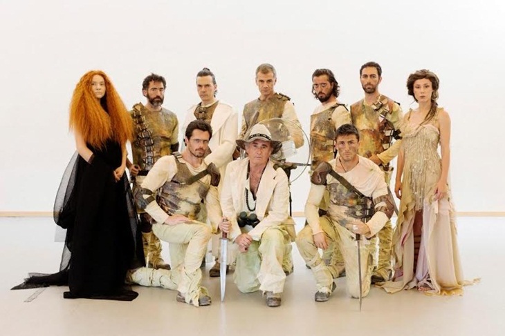 'Aquiles, el hombre' llega al Teatro Romano con un enorme desierto de arena