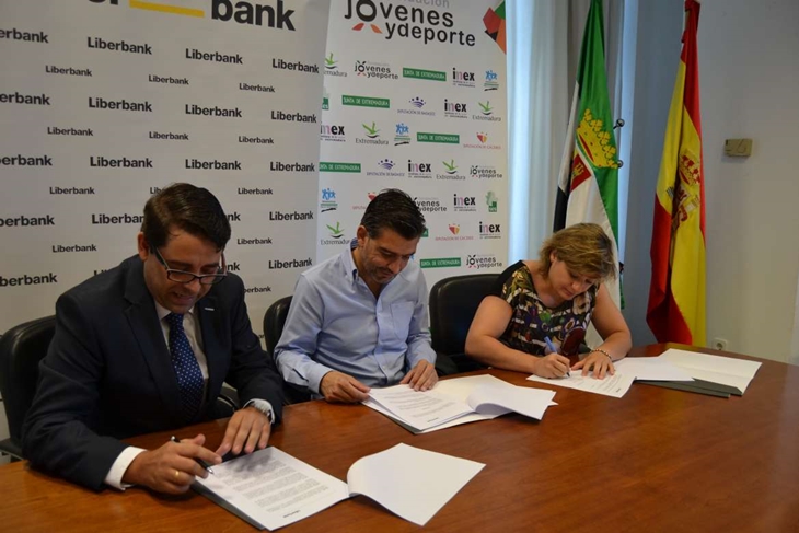 La Junta apoya al CD Badajoz en la organización del XXII Trofeo Ibérico