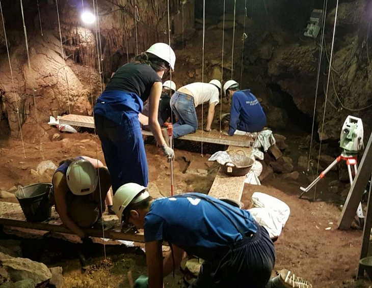 Estudiantes de cuatro países trabajan en las cuevas de Fuentes de León