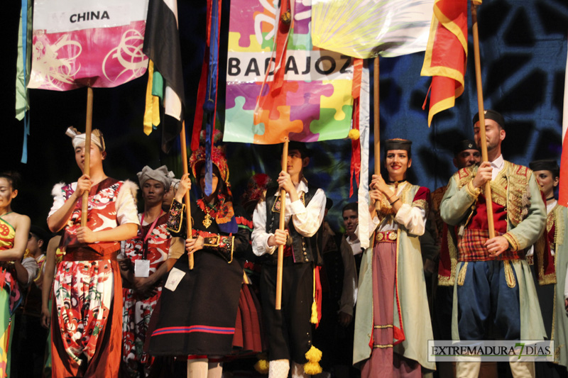 GALERÍA I - Badajoz, Perú y Rumanía abren el Festival Folklórico con un gran espectáculo