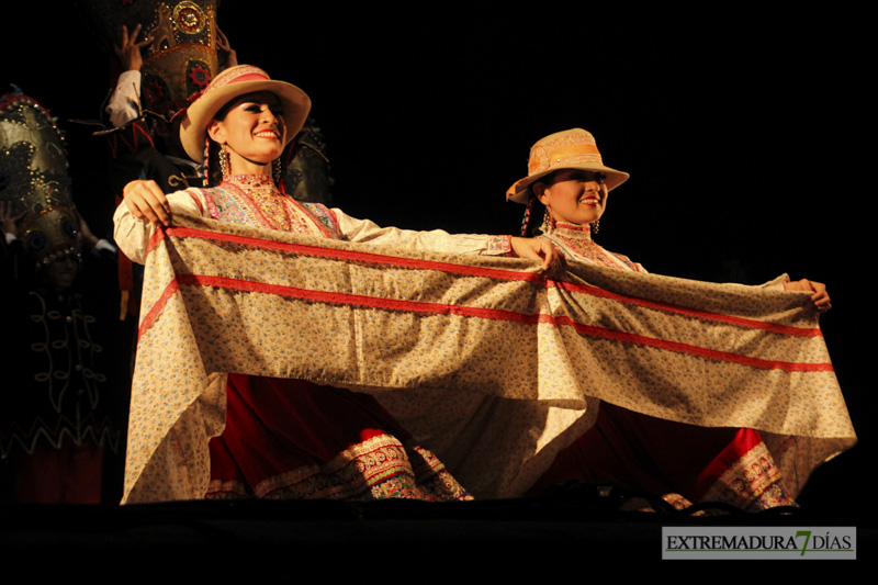 GALERÍA II - Badajoz, Perú y Rumanía abren el Festival Folklórico con un gran espectáculo