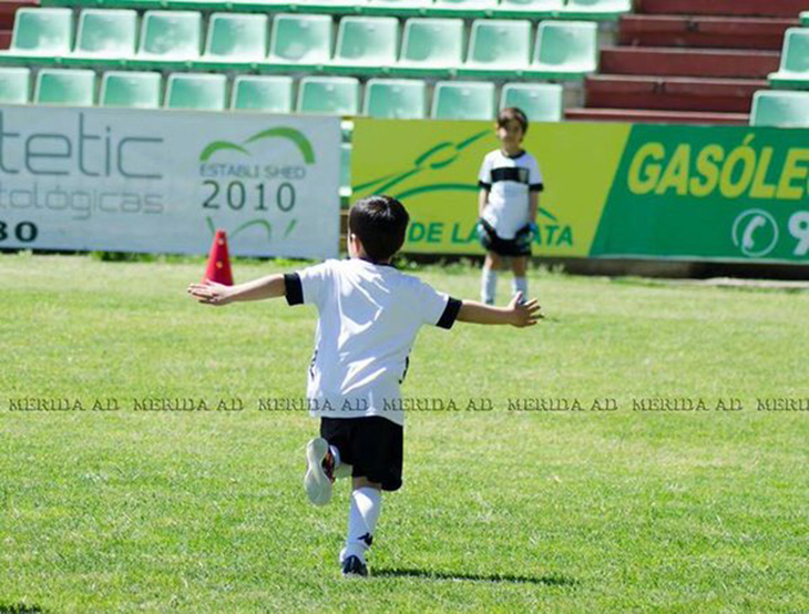 50 niños disfrutan del primer Campus de Verano del Mérida AD