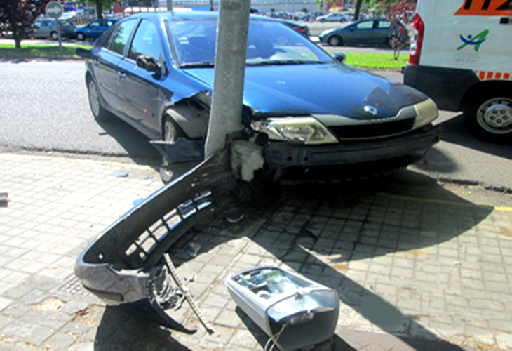 Herido tras empotrar su coche contra una farola
