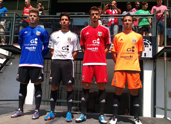 Las nuevas equipaciones del Mérida AD presentan un diseño clásico