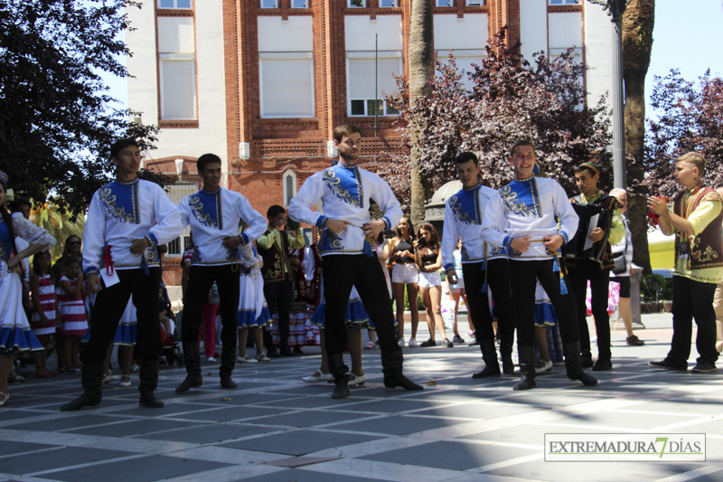 GALERÍA I - Las agrupaciones del Festival Folklórico realizan el tradicional desfile por las calles de Badajoz