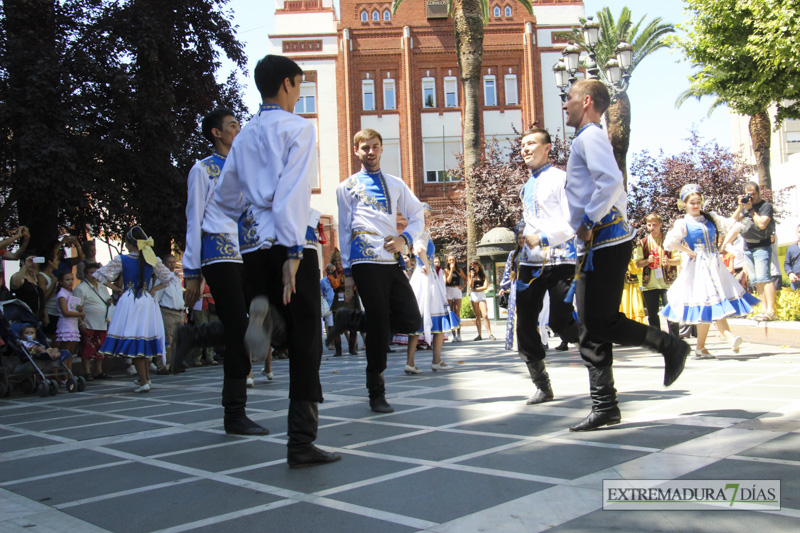 GALERÍA I - Las agrupaciones del Festival Folklórico realizan el tradicional desfile por las calles de Badajoz