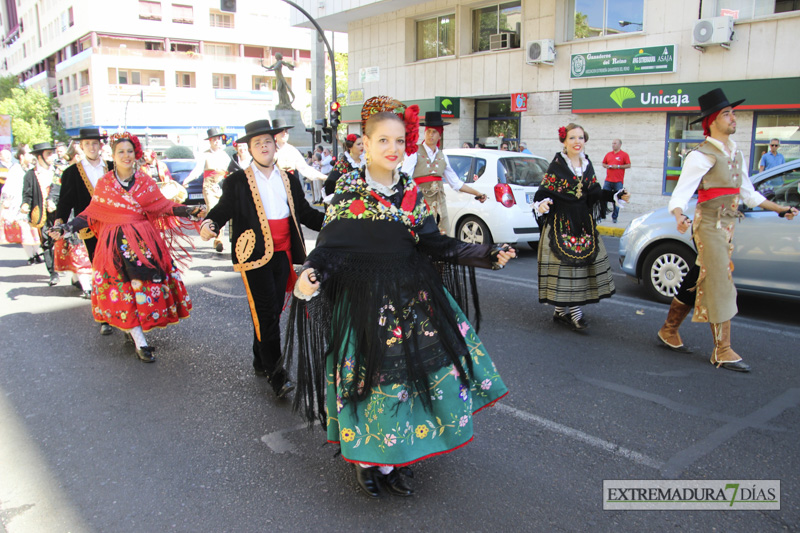 GALERÍA I - Las agrupaciones del Festival Folklórico realizan el tradicional desfile por las calles de Badajoz