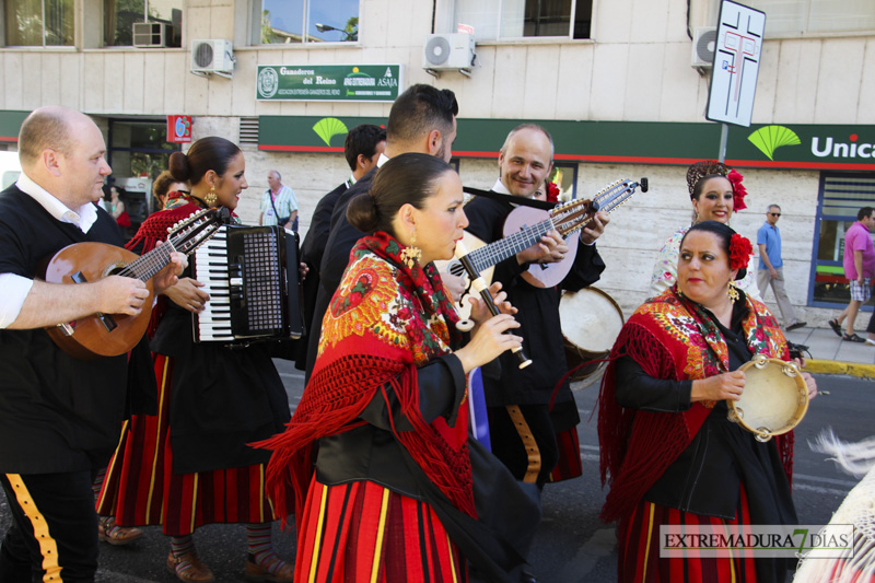 GALERÍA I - Las agrupaciones del Festival Folklórico realizan el tradicional desfile por las calles de Badajoz