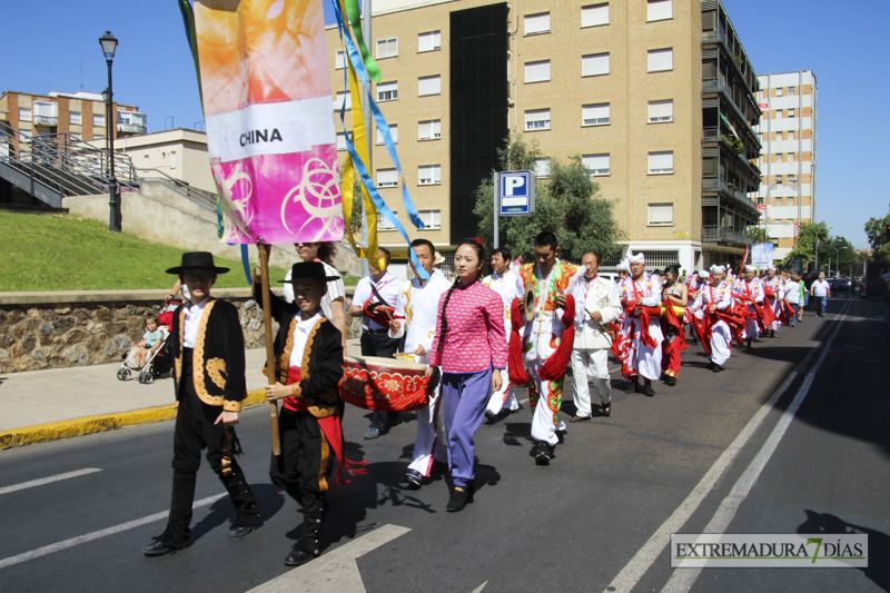 GALERÍA I - Las agrupaciones del Festival Folklórico realizan el tradicional desfile por las calles de Badajoz