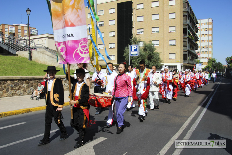 GALERÍA I - Las agrupaciones del Festival Folklórico realizan el tradicional desfile por las calles de Badajoz