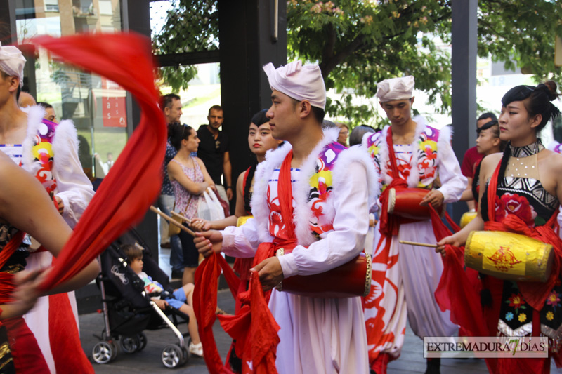 GALERÍA I - Las agrupaciones del Festival Folklórico realizan el tradicional desfile por las calles de Badajoz