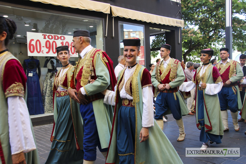 GALERÍA I - Las agrupaciones del Festival Folklórico realizan el tradicional desfile por las calles de Badajoz