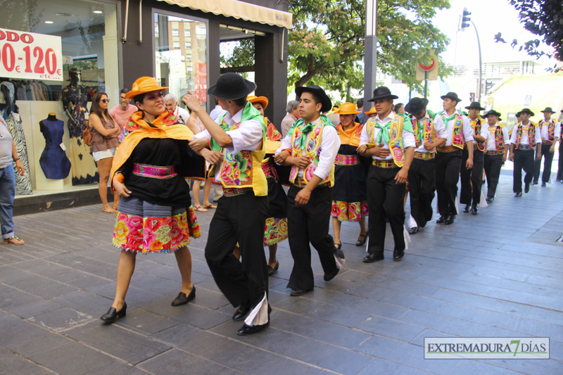 GALERÍA I - Las agrupaciones del Festival Folklórico realizan el tradicional desfile por las calles de Badajoz