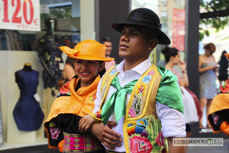 GALERÍA I - Las agrupaciones del Festival Folklórico realizan el tradicional desfile por las calles de Badajoz