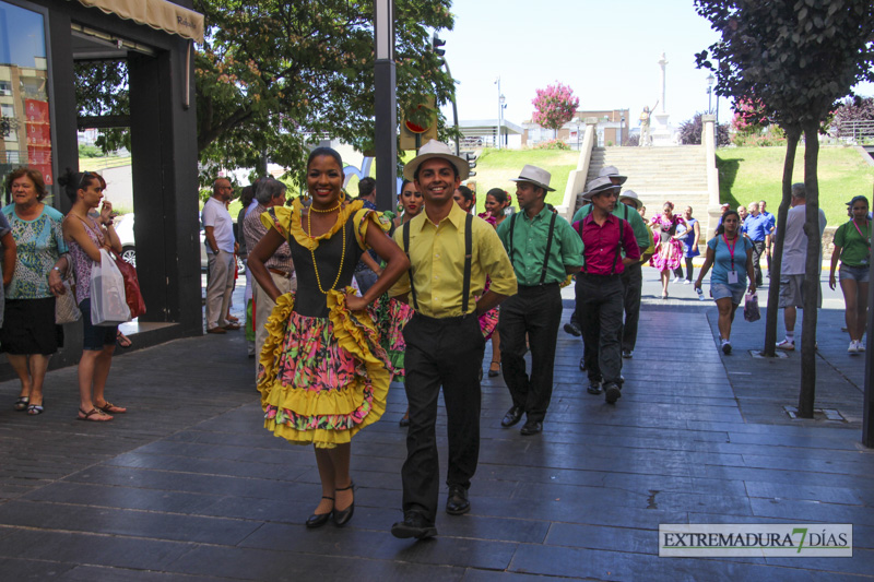 GALERÍA I - Las agrupaciones del Festival Folklórico realizan el tradicional desfile por las calles de Badajoz