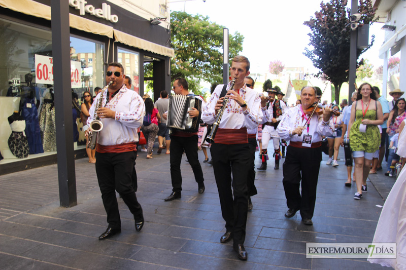 GALERÍA I - Las agrupaciones del Festival Folklórico realizan el tradicional desfile por las calles de Badajoz