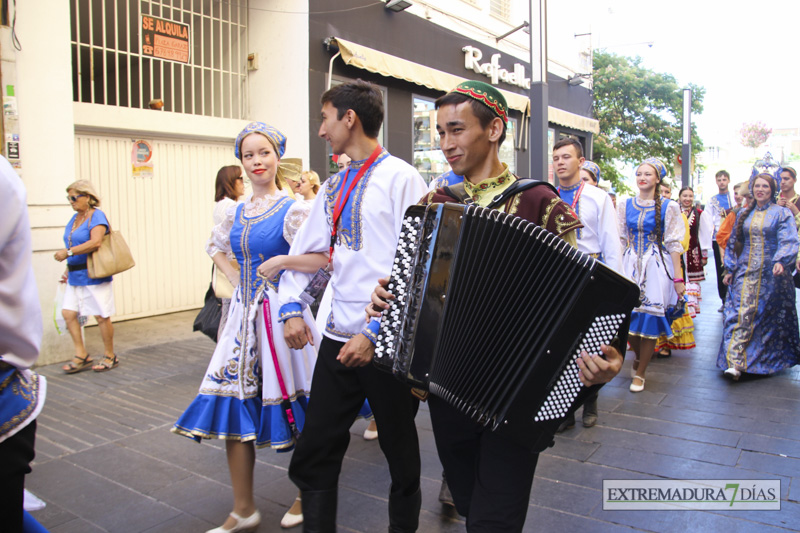 GALERÍA I - Las agrupaciones del Festival Folklórico realizan el tradicional desfile por las calles de Badajoz