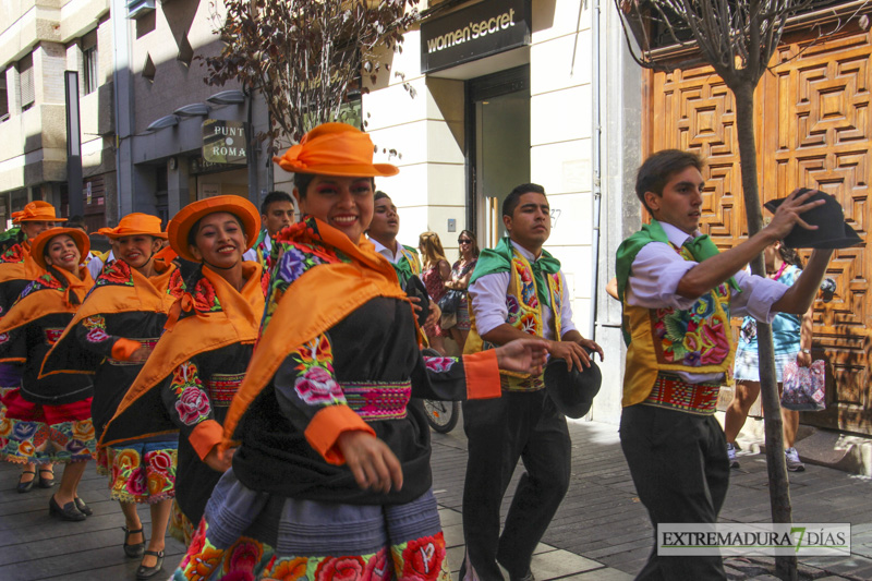 GALERÍA I - Las agrupaciones del Festival Folklórico realizan el tradicional desfile por las calles de Badajoz